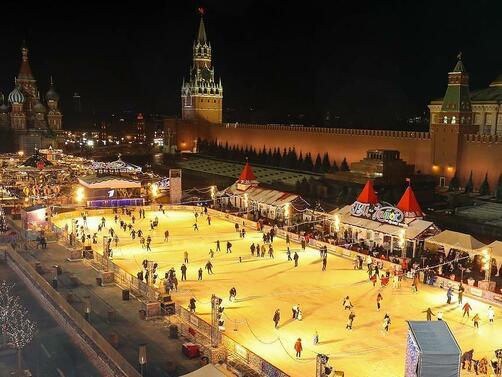 В Москва за 16 та поредна година е открита емблематичната ледена пързалка на Червения площад