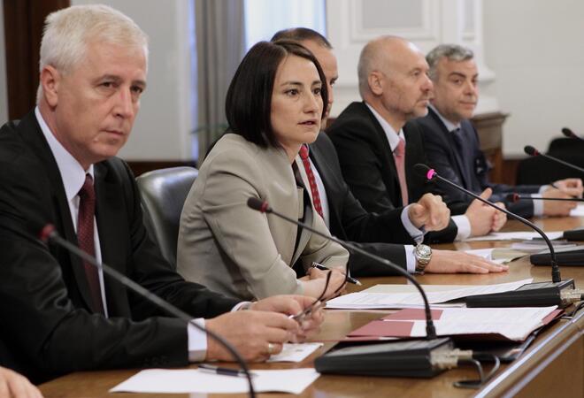 Вицепремиерът и министър на труда и социалната политика Деяна  Костадинова (в средата) и ресорните й министри в служебното  правителството дадоха отчет за  дейността си