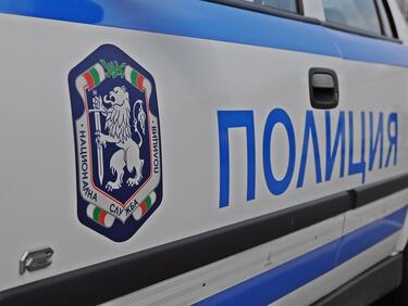 Задържаха трима младежи, скочили на бой на полицаи