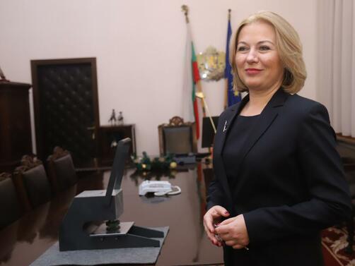 На влизане в сградата на ВСС новият правосъден министър Надежда Йорданова