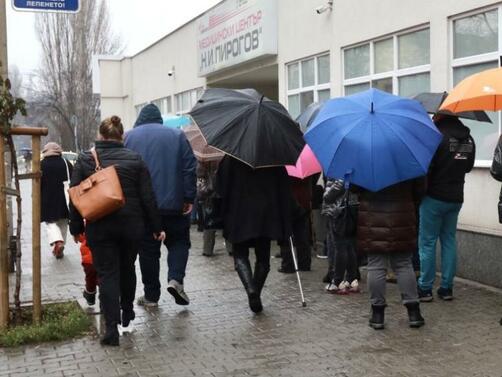 Лошото време и днес не спира желаещите да се ваксинират