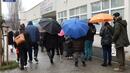 Опашка за ваксинация пред „Пирогов“: Дъждът не спря желаещите да се ваксинират 
