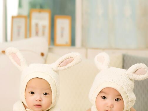 Близнаци се родиха в Съединените щати с 15 минути разлика,