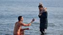 Смелчага не хвана кръста в Созопол, но чу "Да" от любимата си насред морето