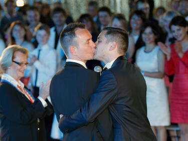 Гей брак стана "сватбата на века" във Франция