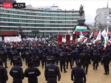 Ескалация: Тъппата напира да нахлуе в НС, полицията дава отпор