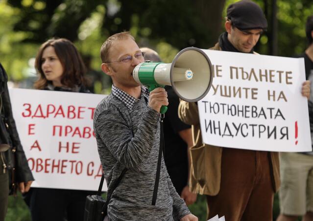 Гражданите твърдят, че не желаят управляващите да ги "въртят в омагьосан кръг"