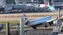 На косъм: Силен вятър едва не обърна кацащ самолет на летището в Лондон (ВИДЕО)