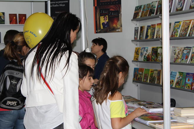 Родители с радост купуват книги на децата