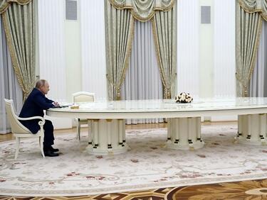 Кремъл обясни за 6-метровата маса между Путин и Макрон