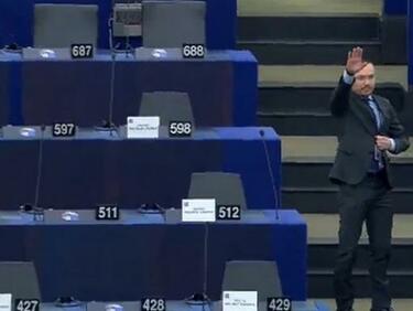 Джамбазки скандализира с нацистки поздрав насред Европарламента