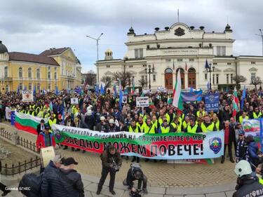 Синдикатите на среща с премиера след протестите на полицаи и пожарникари
