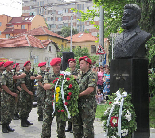 Пред паметника на Христо Ботев в Плевен беше отслужена панихида в памет на загиналите за свободата и независимостта на България. Пред монумента бяха отдадени военни почести, а детски хор изпълни възрожденски, родолюбиви песни. Поднесени бяха цветя от депутати, местните власти, политически и обществени организации, много граждани и деца