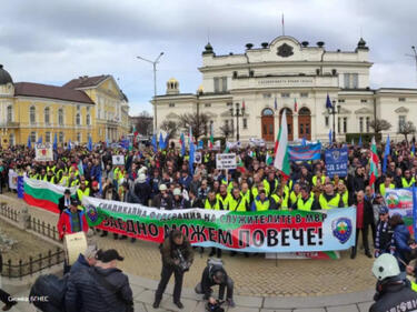 Протестите на полицаи и пожарникари продължават