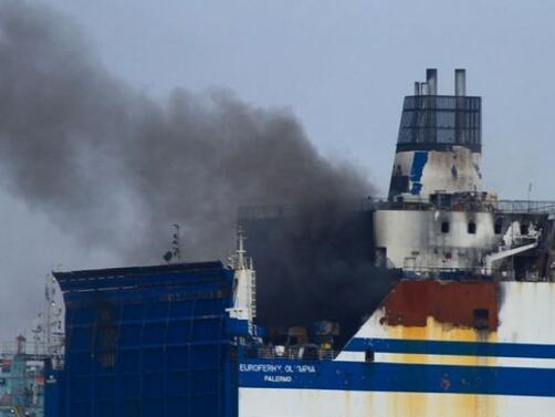 Операцията по преместването на ферибота Euroferry Olympia, който се запали