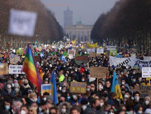 Протестиращи се събират в Берлин в подкрепа на Украйна съобщават световните медии