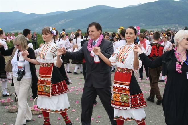 Казанлък черпи с розов ликьор за Празника на розата