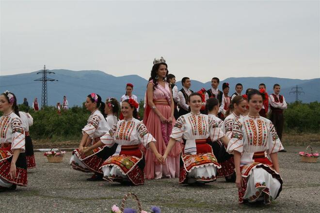 Казанлък черпи с розов ликьор за Празника на розата