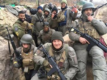 Доброволци от Международния легион вече се бият срещу руснаците и са в окопите СНИМКА