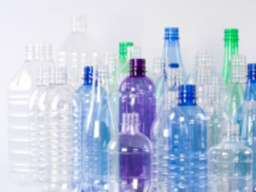Съществува предположение, че химикалите в ежедневно използваните пластмасови продукти насърчават