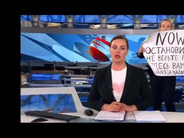 Спрете войната: Жена прекъсна новинарска програма на държавния руски "Първи канал"