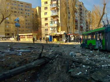 Ракети убиха хора в панелка и уцелиха тролейбус в Киев! Братя Кличко с ВИДЕА от кървавия ад
