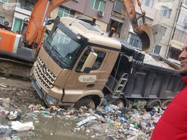 Камион буквално затъна в залята с боклуци улица в Столипиново СНИМКИ