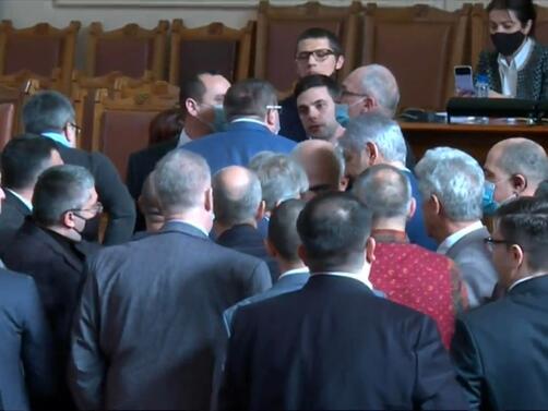 Депутати от ГЕРБ скандираха Оставка в началото на пленарното заседание