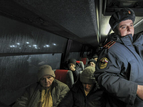Украинските власти казаха, че около 15 000 жители на Мариупол