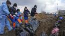 ООН открива все повече информация за масови гробове в Мариупол
