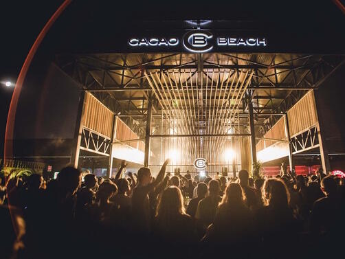 Култовият Cacao Beach отива в историята, пише Burgas24.bg. На негово