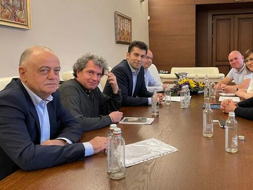 Провокативна снимка от коалиционния съвет в неделя публикува в профила си премиерът Кирил
