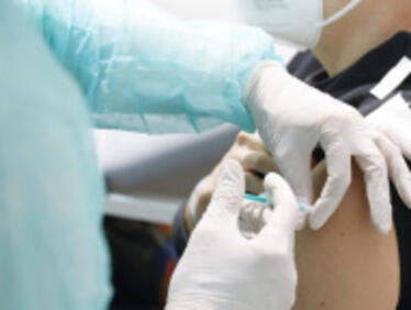 60-годишен се ваксинира срещу COVID-19 десетки пъти, за да продава фалшиви сертификати 