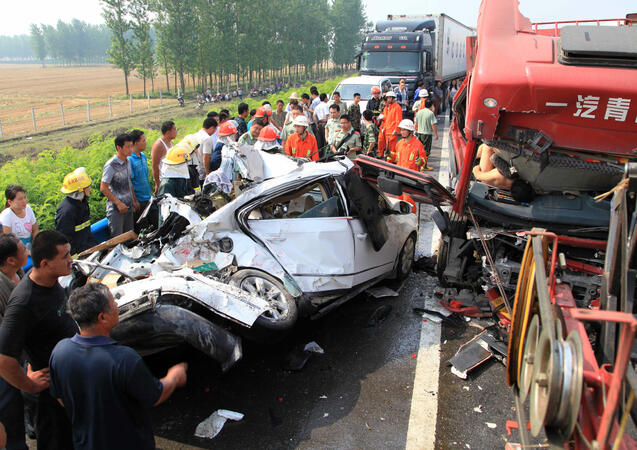56 коли се блъснаха в зверска верижна катастрофа в Китай