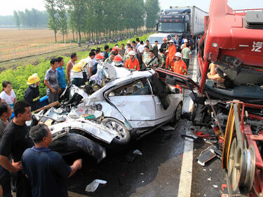56 коли се блъснаха в зверска верижна катастрофа в Китай