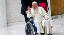Папа Франциск за първи път се появи на публично място в инвалидна количка