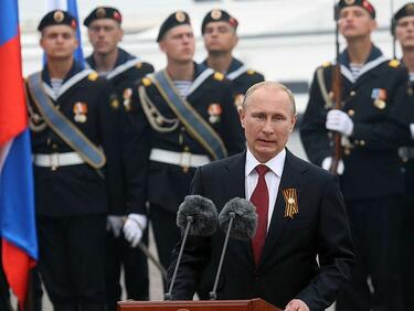 Путин на парада: Полицаите на Донбас и руските военни водят битка на родна земя НА ЖИВО