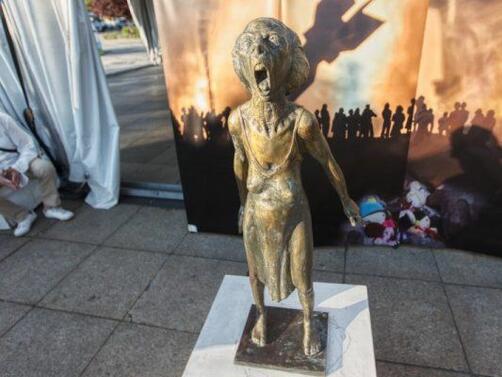 Скулптурата Викът на украинската майка която беше издигната вчера Княжеската
