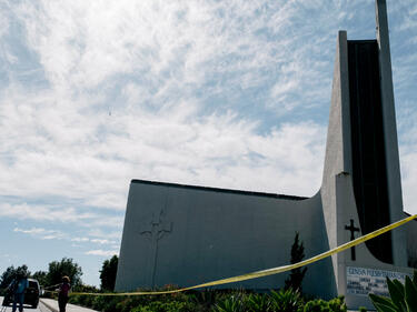 Нова касапница зад Океана, стрелец вилня в калифорнийска църква