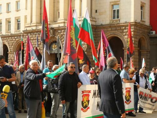 Малко след 7 00 часа привърженици на ВМРО и група