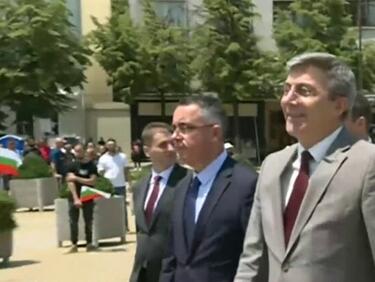 Депутати на ДПС, начело с Мустафа Карадайъ, излязоха при протестиращите пред НС