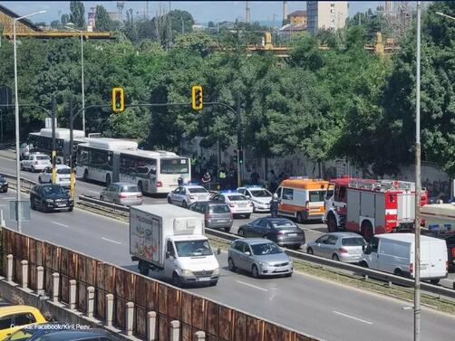 Два автобуса на градския транспорт се удариха в София. Инцидентът се