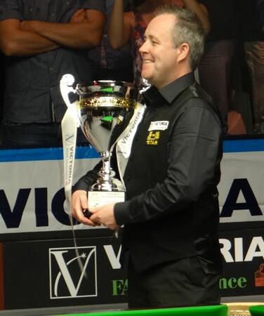 Джон Хигинс с трофея от PTC Victoria Bulgaria Open