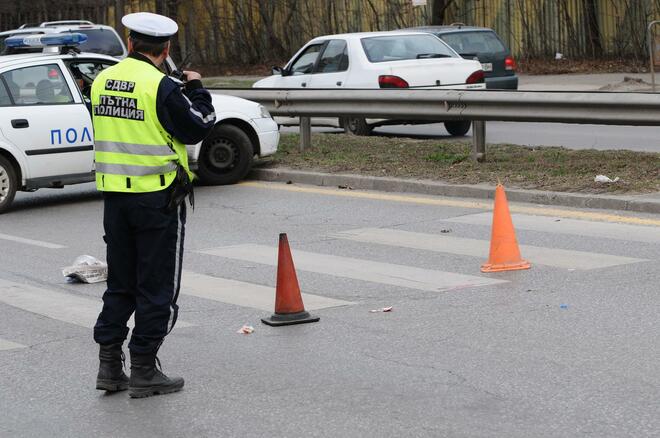 40-годишен водач се натресе в крайпътно дърво