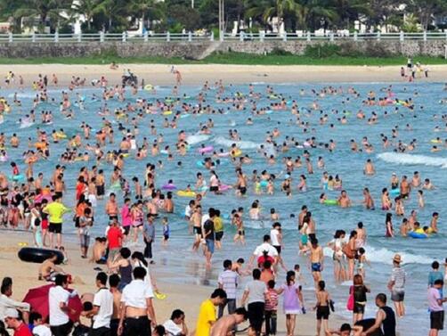 Близо 80 000 туристи са блокирани в морския курортен град