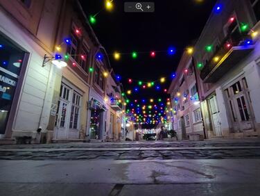 Улица във Враца с красиви нощни светлини 