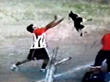 Гавра: Футболист изхвърли куче през оградата, налитат му на бой