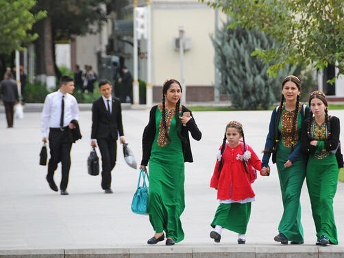 Екс съветска република Туркменистан забрани на жените да използват козметика