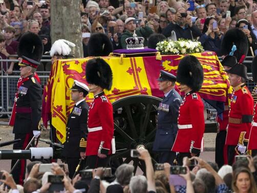 Хиляди хора които искат да отдадат почит на британската кралица