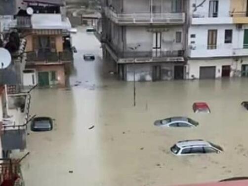 Най-малко осем души загинаха след опустошителни внезапни наводнения, оприличени на